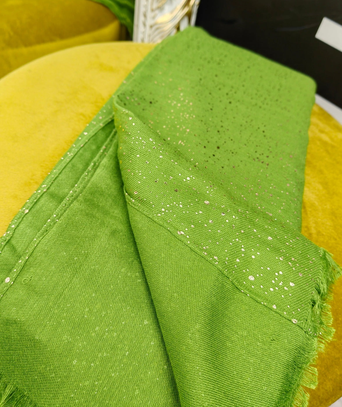 Viskose-Schal mit goldenen Flecken in Apfelgrün