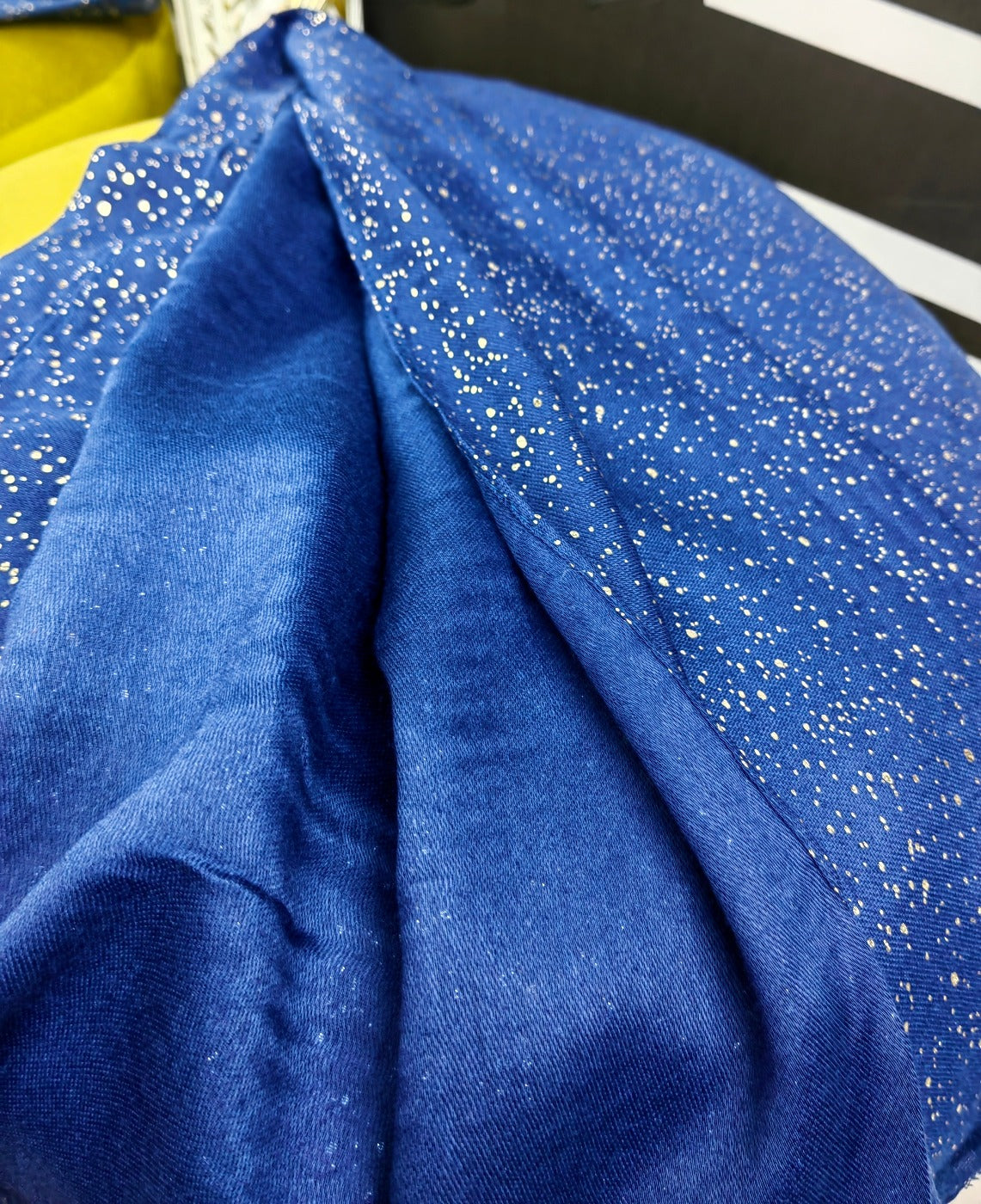 Viskose-Schal mit goldenen Flecken in Blau