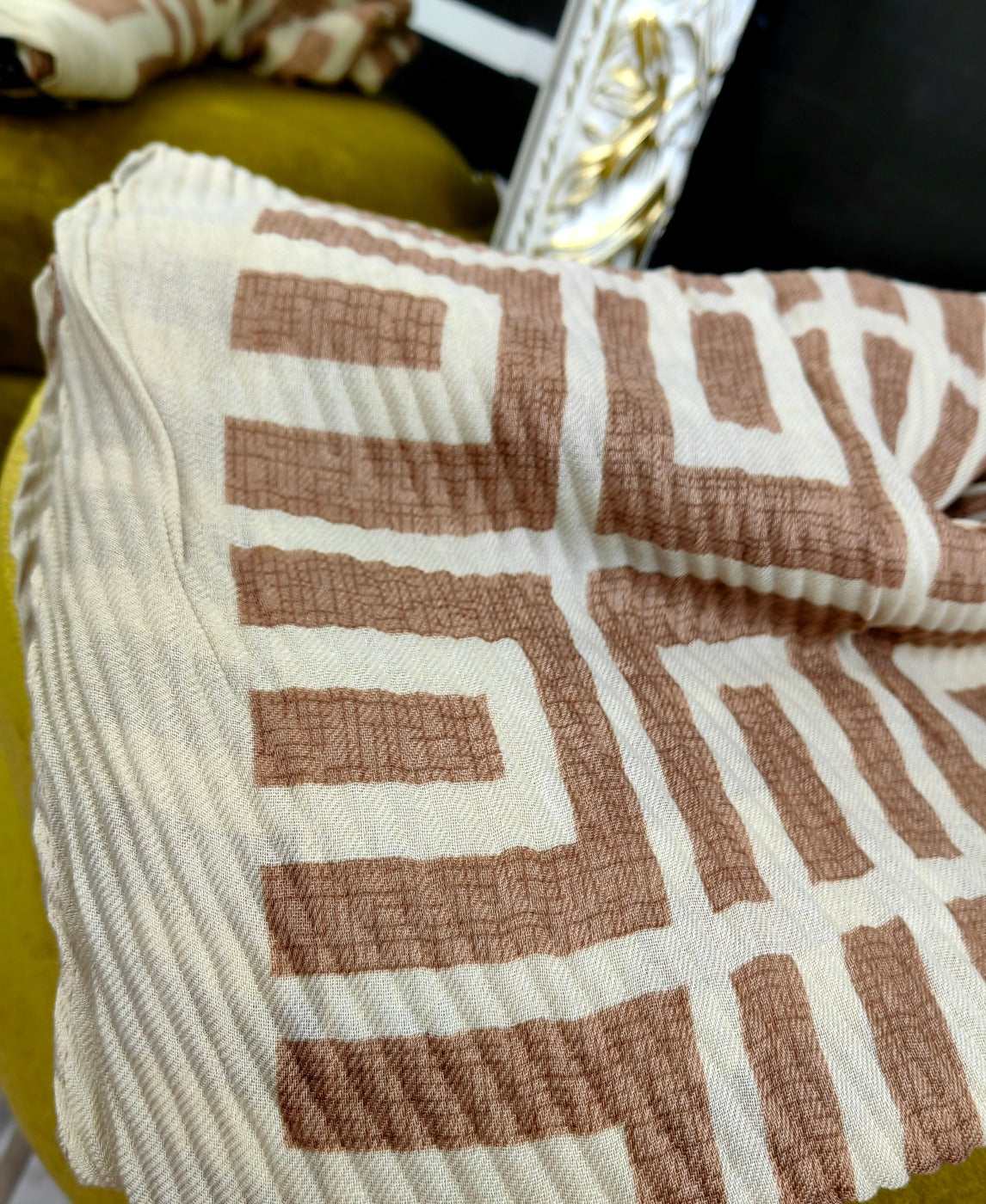 Langer gewellter Schal mit modernem Print in beige taupe