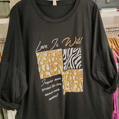 Schwarzes Longshirt "Love is Wild"